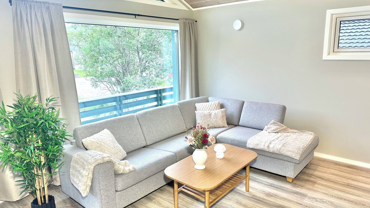 Tromso Apartment | Kaldfjord Aurora Apartments New top floor. Free parking. Close to nature.