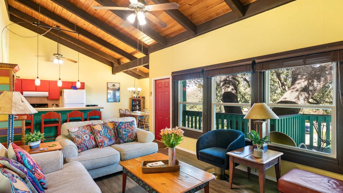 Barton Hills House | Kaleido House: king bed, close to Springs/Park