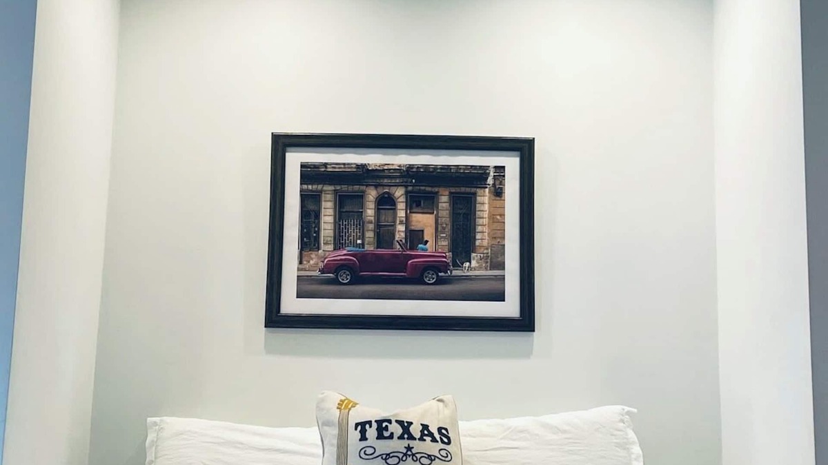 Hyde Park Apartment | Kaleidoscope Boho Décor" Studio 2 Artsy Walkable Montrose.