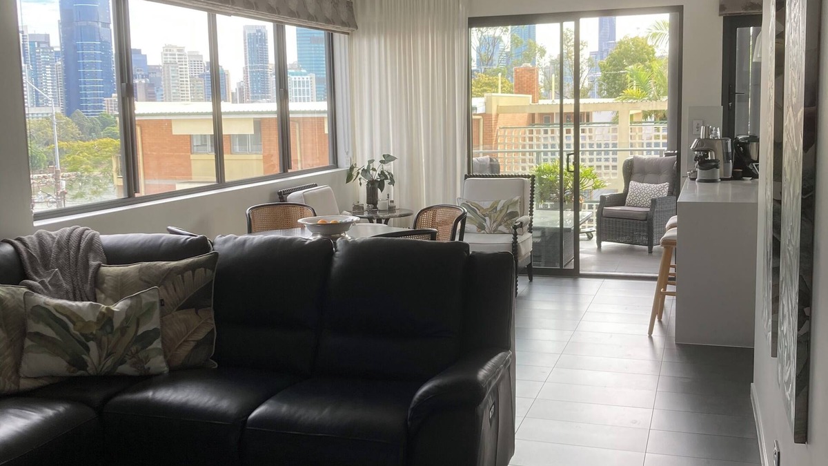 Kangaroo Point Apartment | Kangaroo Cliffs- 2 Bed-2 Bath-1 Secure Car Park-close to everything! n