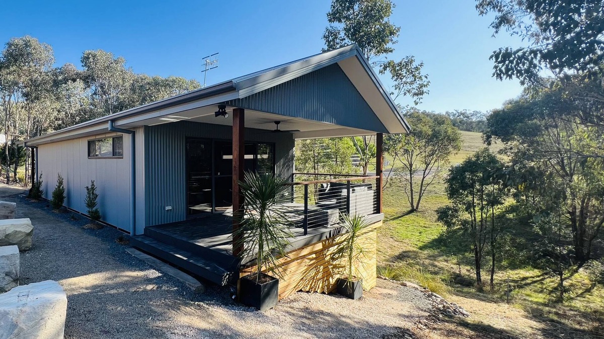 Central Mudgee House | Kangaroo Gully is a two bedroom house nestled in the eucalyptus trees.