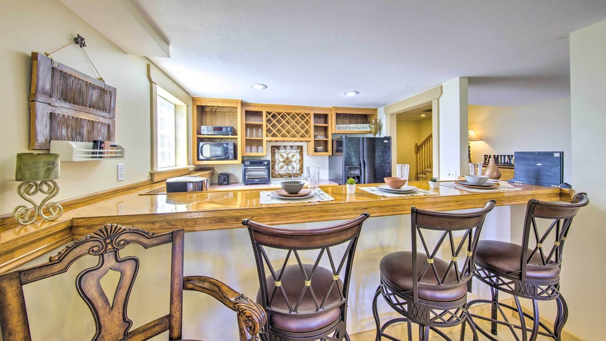 La Cygne Apartment | Kansas Countryside Studio w/Swimming Pond!