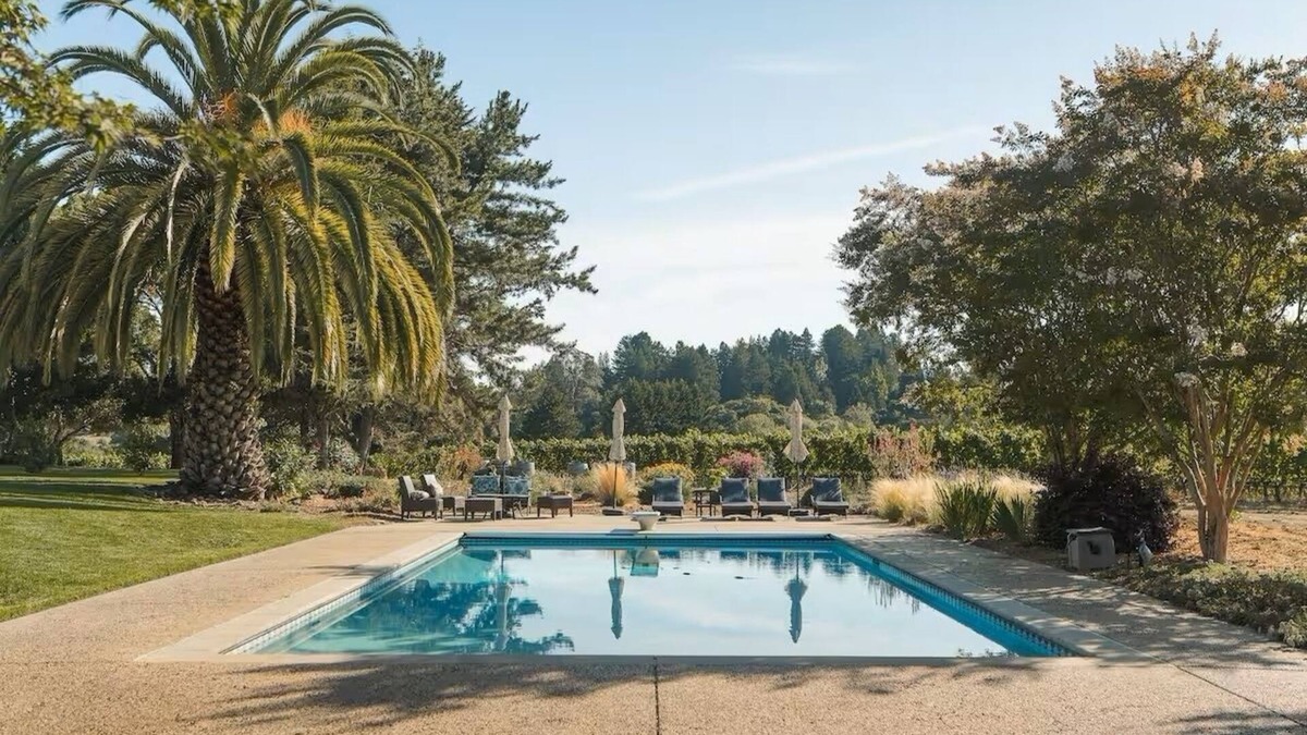 Sebastopol House | KANZLER Vineyard House with Hot Tub & Pool