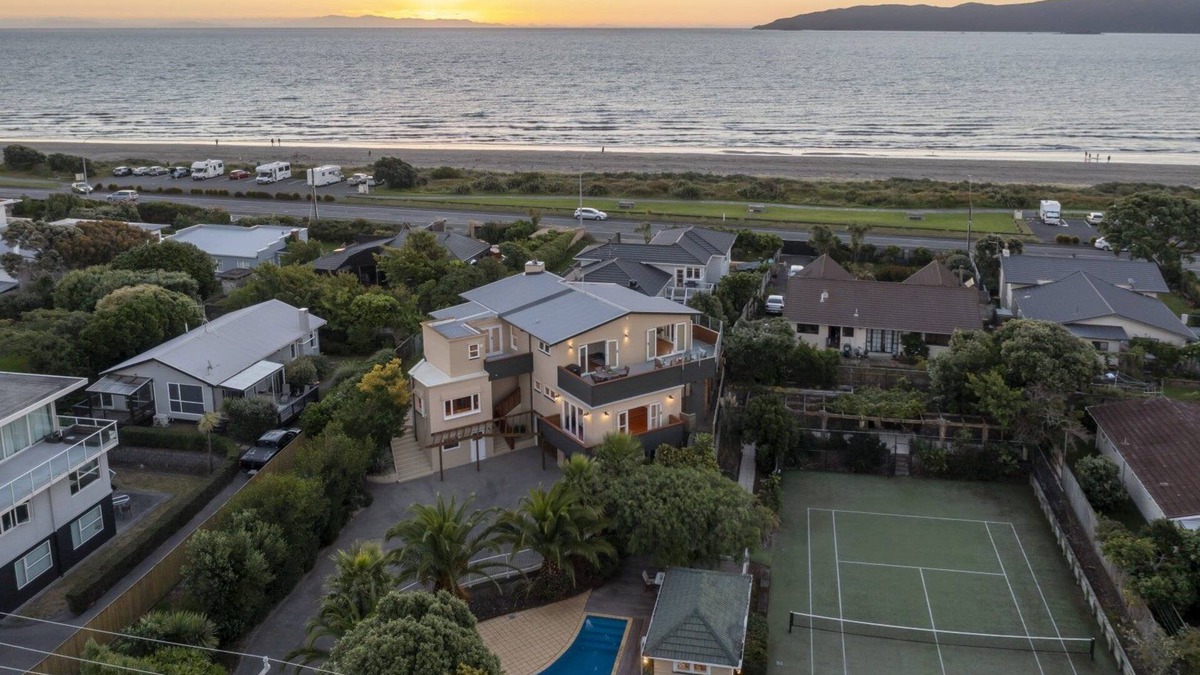 Paraparaumu Cottage | Kapiti Getaway - Paraparaumu Beach Rental