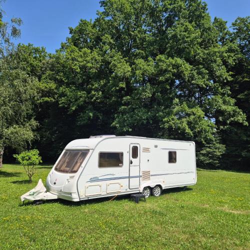 Zamrsky Other | Karavan na samotě u lesa