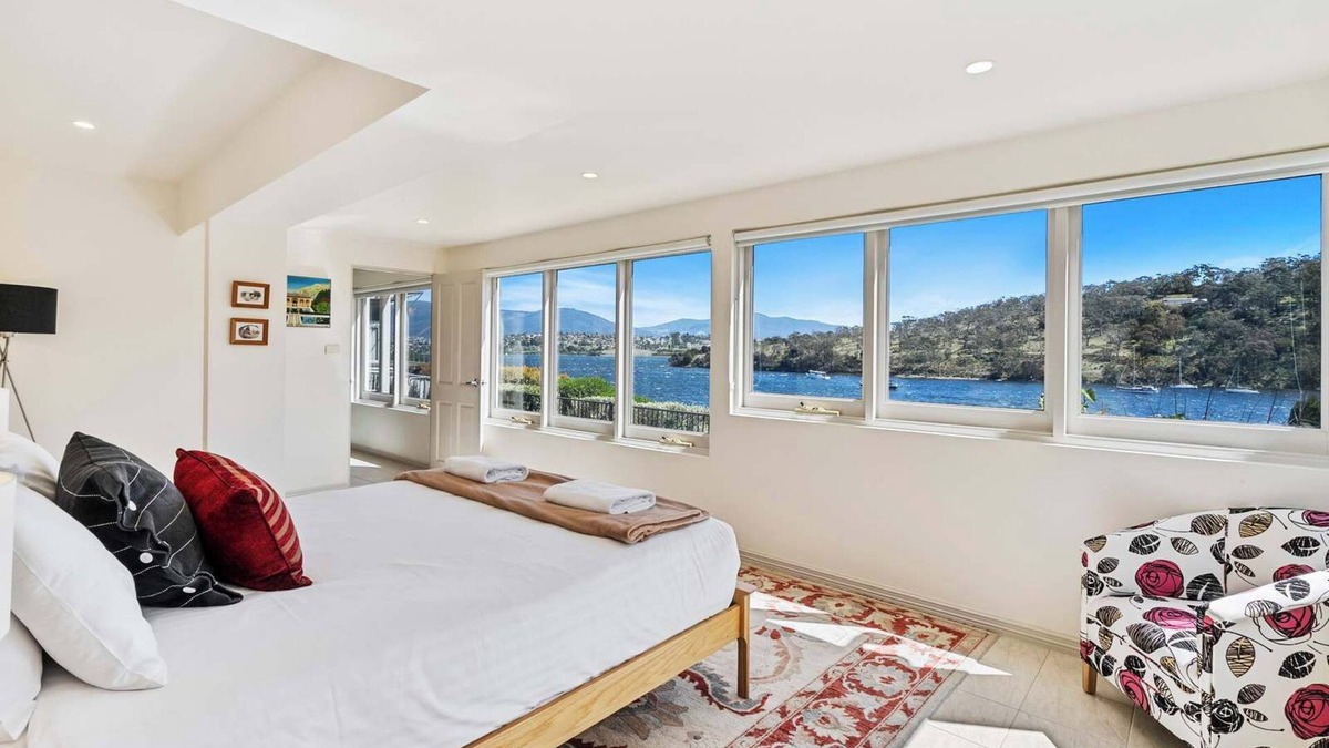 Geilston Bay Apartment | Karinya Apartment. Waterfront Views 2 Bed, 2 Bath.