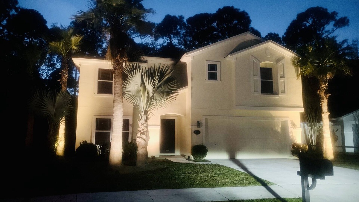 Northside House | Karla’s Enchanted View. 3 BR, 2.5 Bath, Gym, Pool Tbl, 13 Min to JIA. Sleeps 6
