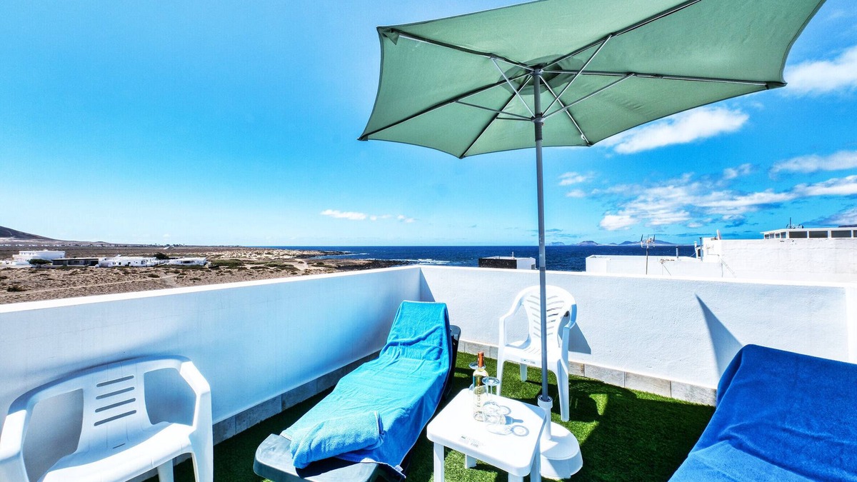 Caleta de Famara Ski Chalet | Karma Famara 1 -25m from the beach, fast wifi and roof top terrace