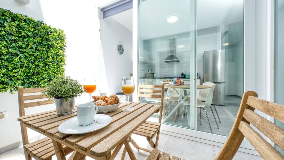 Caleta de Famara Ski Chalet | Karma Famara 2 - 25m from the beach, fast wifi and roof top terrace