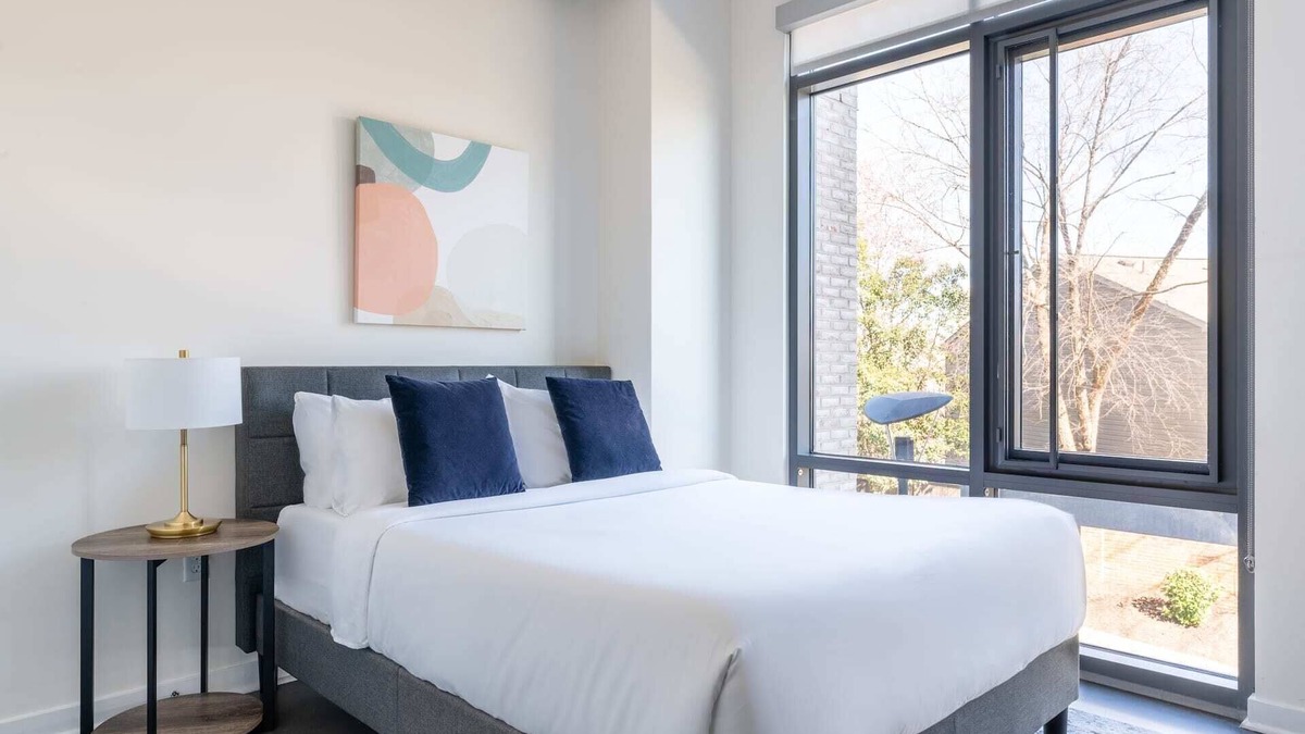 Del Ray Apartment | Kasa | Homey Studio + Rooftop Terrace | Alexandria