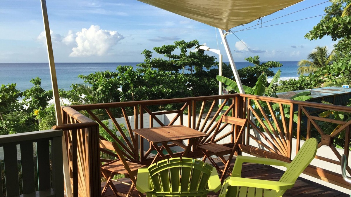 Rifflet Apartment | Katalo plage, duplex tortue Caret. les pieds dans l'eau. deshaies