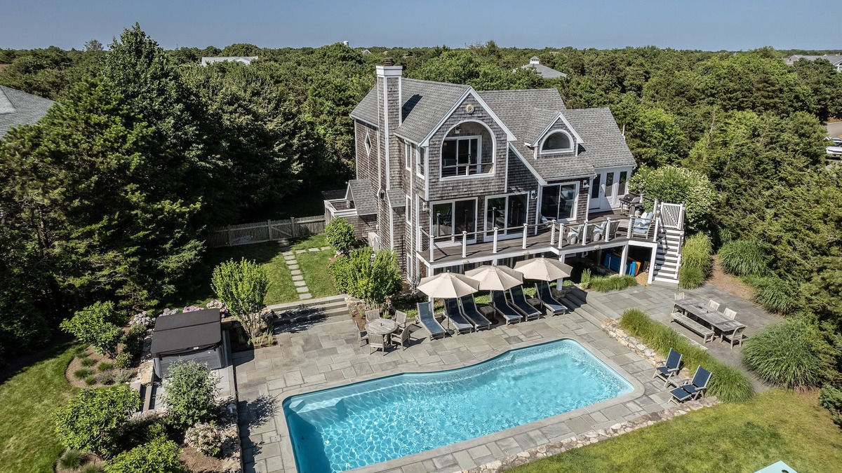 Katama House | Katama Luxury-5 BR Home w/Pool, Hot Tub, FirePit & Bocce Court near South Beach