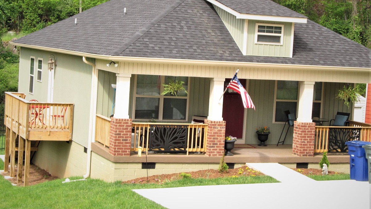 Chattanooga House | Kathy's Kottage. Bungalow on the side of Missionary Ridge, Furry Friends Welcome