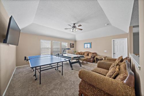 Barker House | Katy Retreat Bbq Yard Game Room Sleeps 16