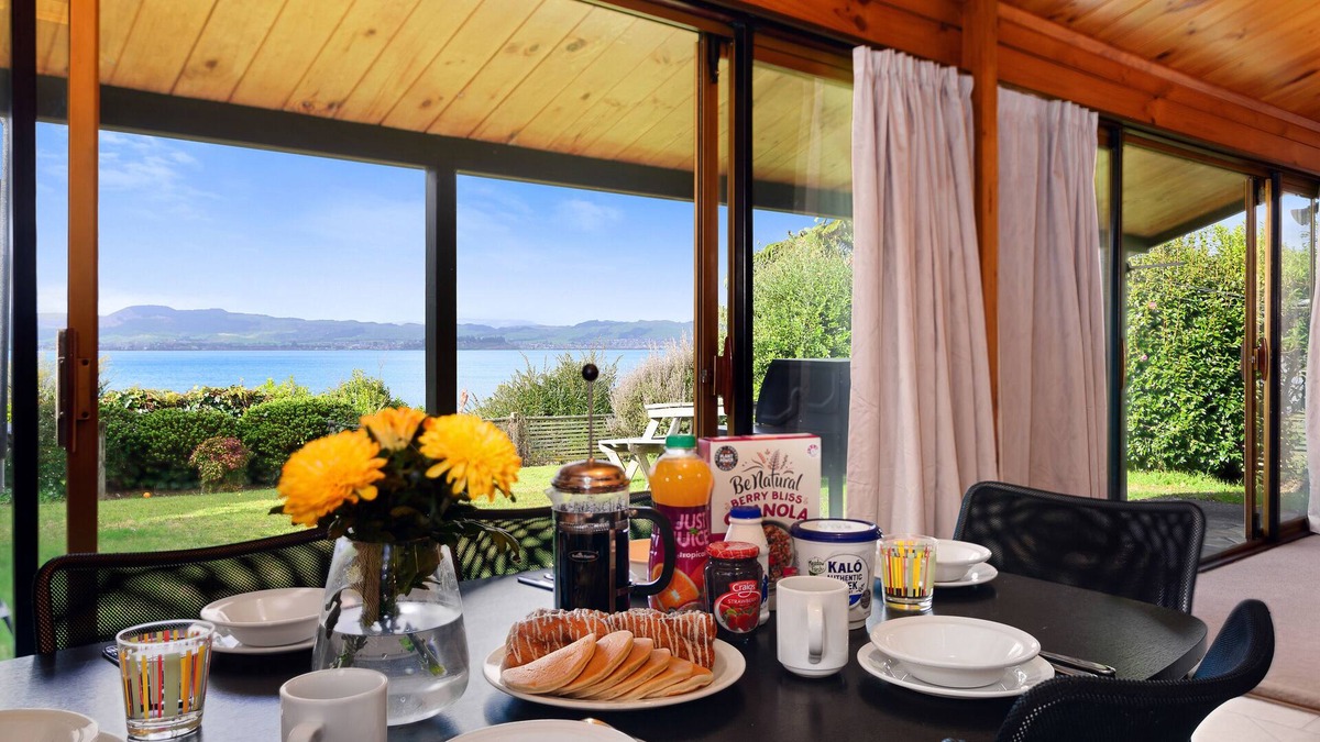 Kawaha Point Cottage | KAWAHA POINT LOOKOUT - ROTORUA HOLIDAY HOME, with a garden in Rotorua