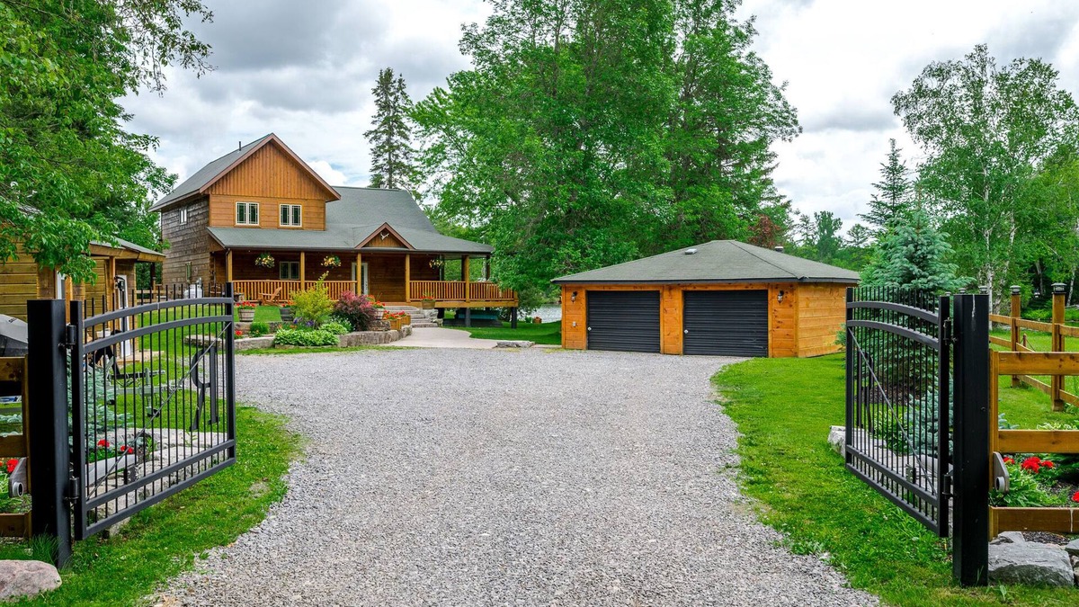 Trent Lakes Cottage | Kawartha Year Round Log Home! Direct Waterfront w/Sauna on the Snowmobile Trails