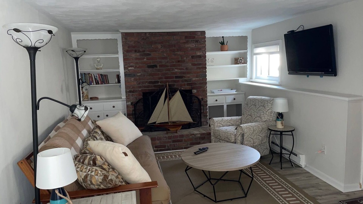 Top of the Hill Apartment | Kay Getaway is the perfect location to enjoy all of Newport and surrounding area