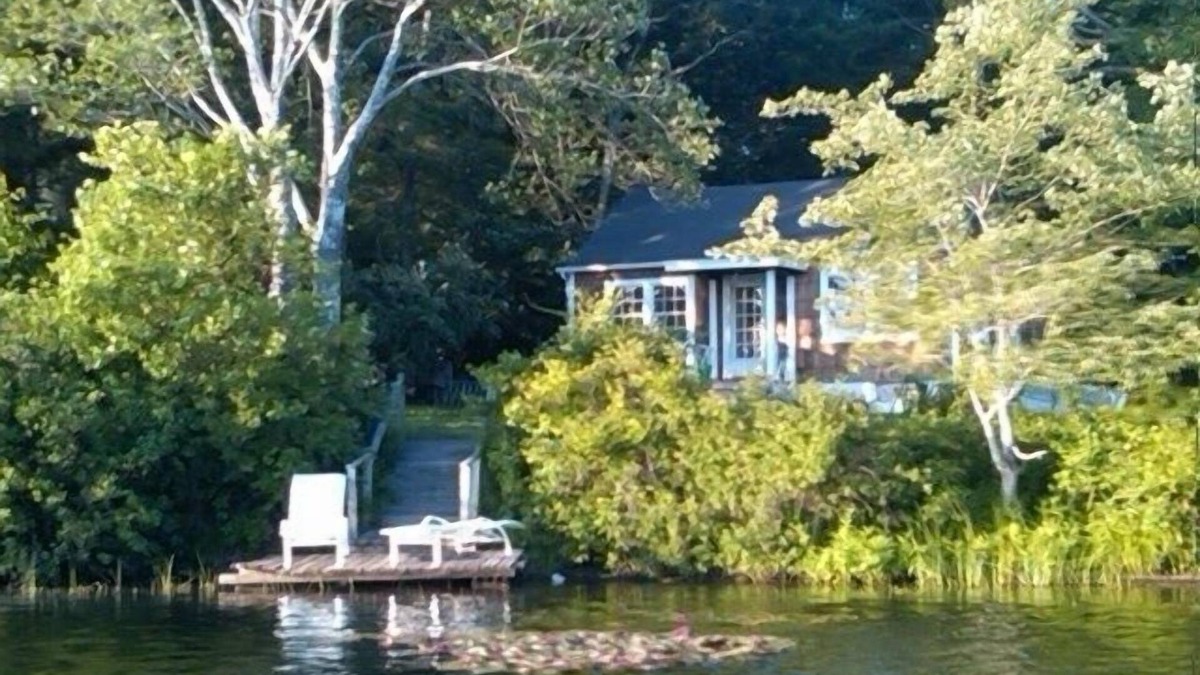 Southampton Cottage | Kayak, Swim, Nature, Water. Privacy. One of best sites in Hamptons.