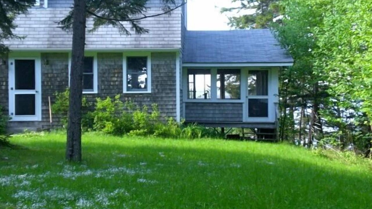 Brooksville Cottage | Kayaker's paradise at Piper's Nest Cottage overlooking Smith Cove