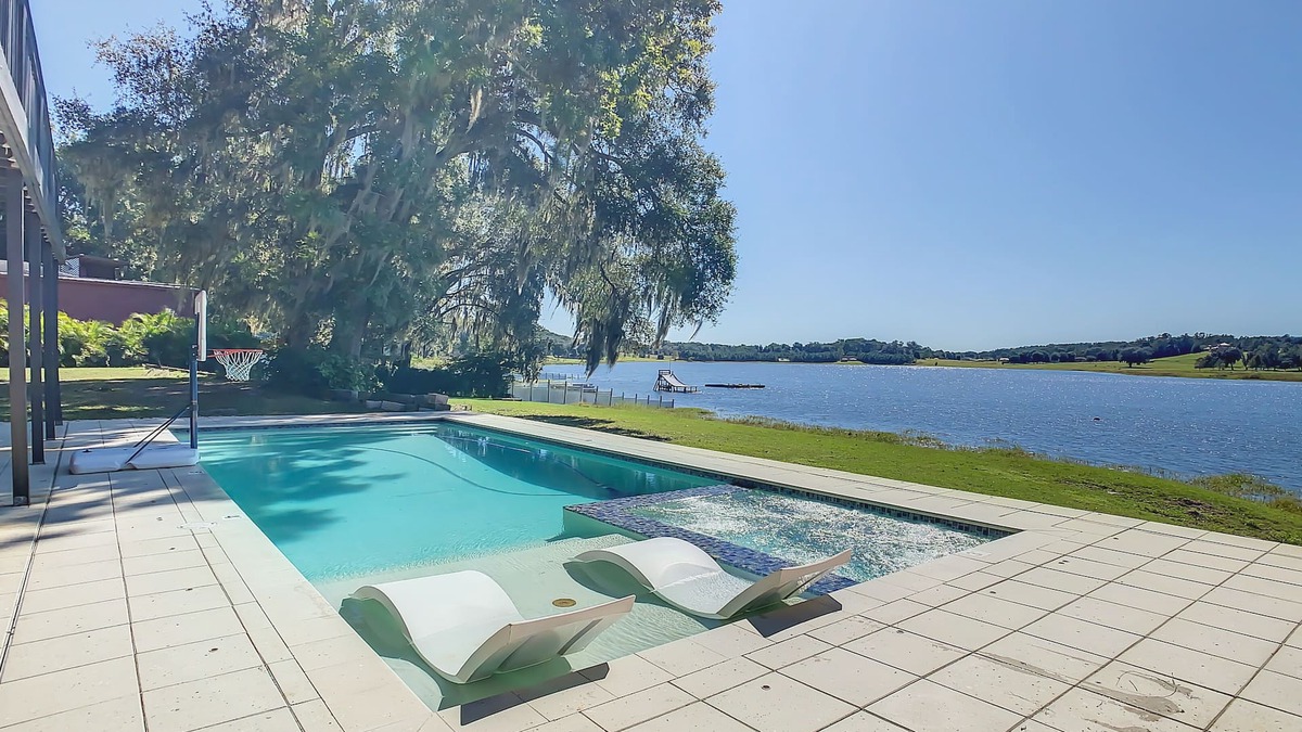 Dade City House | Kayaks/Spa/Pool/Firepit/Dog friendly Lakehouse Getaway!