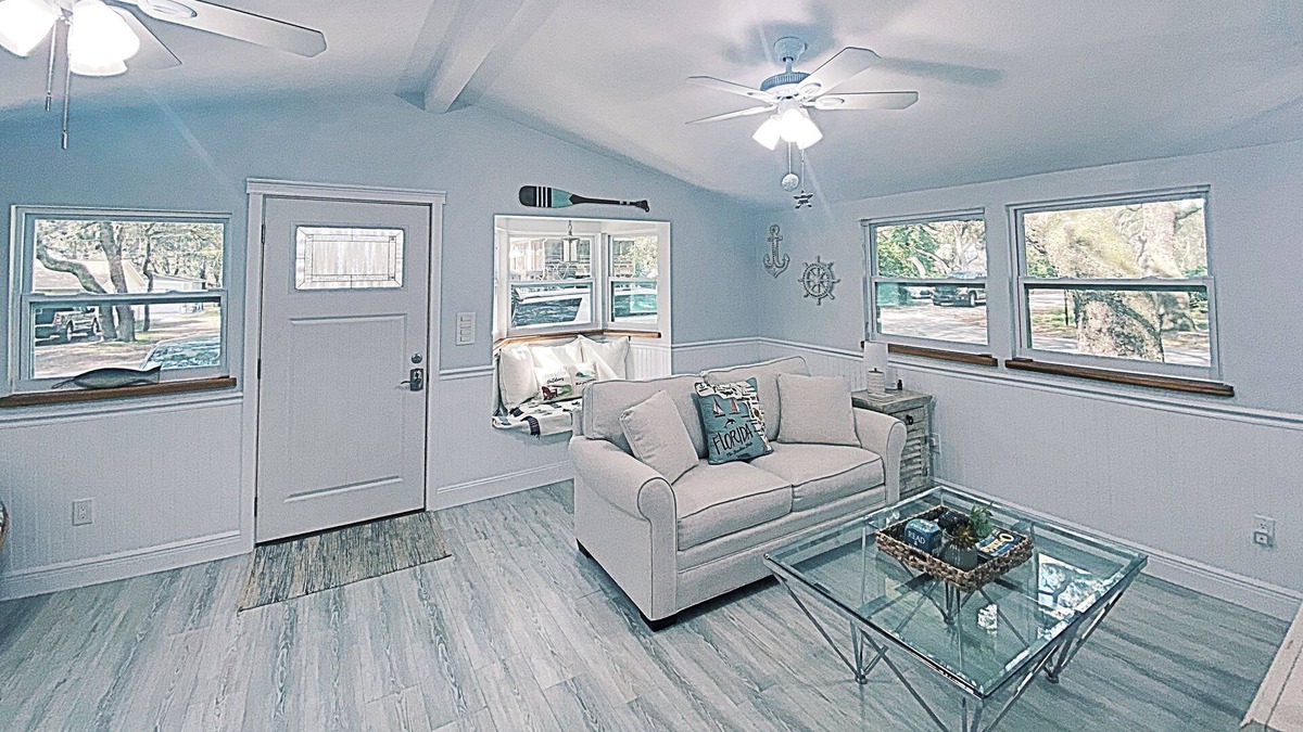 Odessa House | Kayaks, walking to the lake, private gated community.