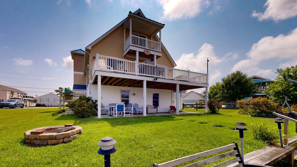 Keen-Wik On the Bay House | Keenwik on the Bay waterfront home with AC, gas fireplace, firepit, & dock