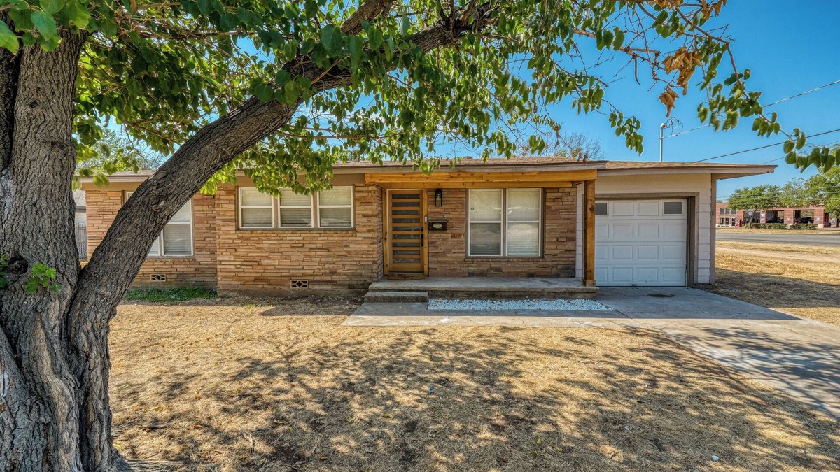 Granbury House | Keep it simple at this peaceful and centrally located house.