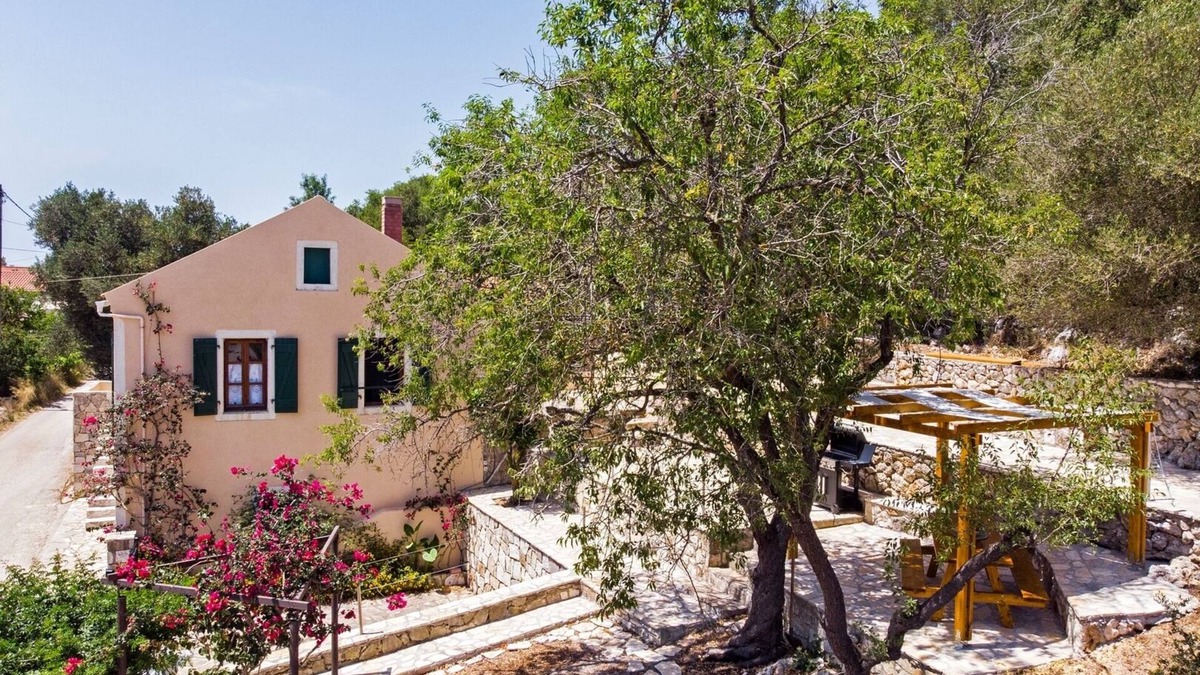 Chalikeri House | Kefalonia Vintage Home: Traditional Villa in Fiscardo. Pet-Friendly!