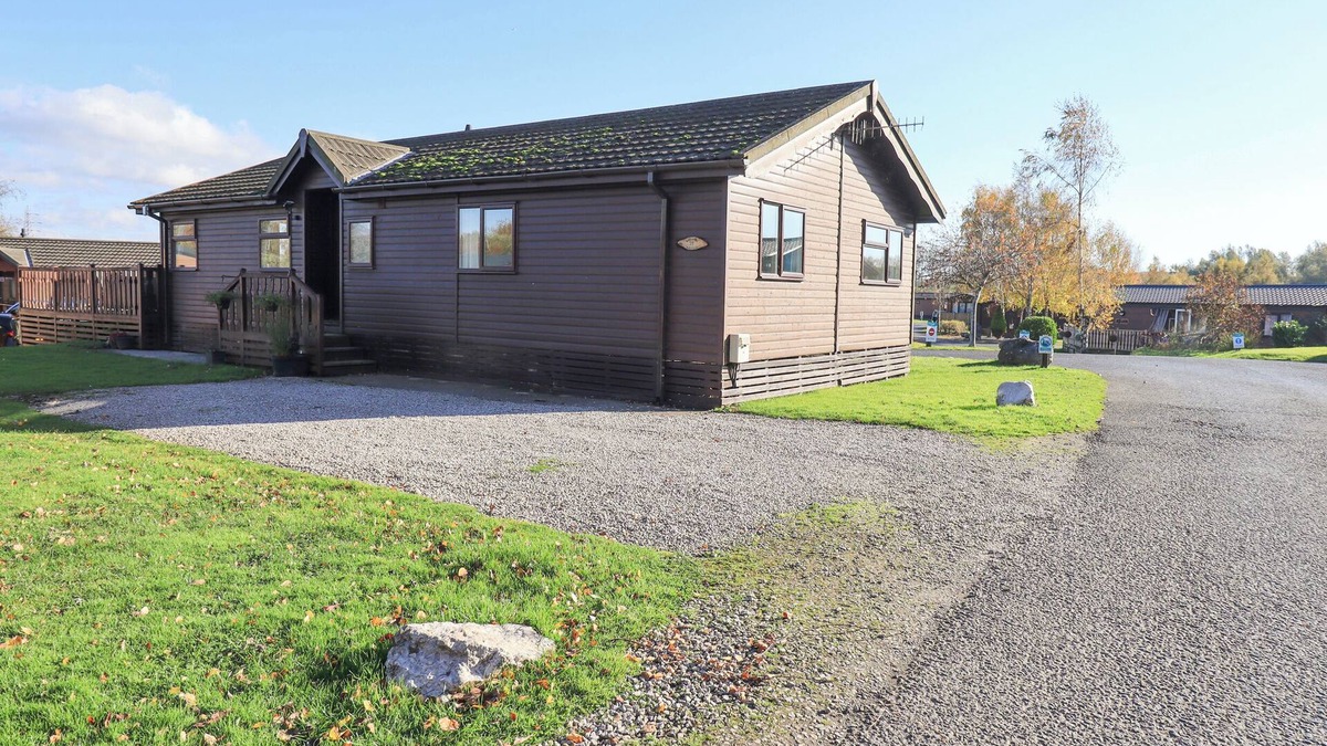 Tewitfield Cottage | KELLET LODGE (LAKESIDE 26), pet friendly, with pool in Carnforth