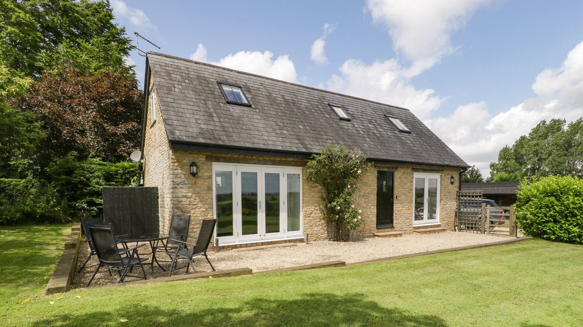Corton Cottage | KELPERS BARN, pet friendly, with open fire in Gillingham