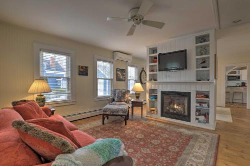 Kennebunk House | Kennebunk Cottage with Yard Less Than 1 Mi to Beach!
