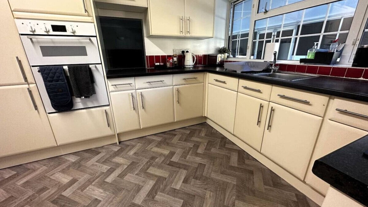 Bicester House | Kennedy Villa (5 Bed House with Hot Tub)