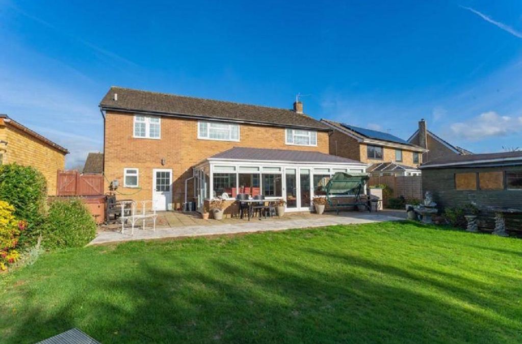 Bicester Villa | Kennedy Villa - 5 Bedroom House with Hot Tub, WiFi, Free parkings, Close to Bicester Village