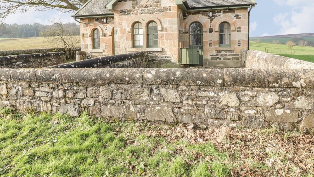 Rothesay Cottage | KENNELS, pet friendly, with open fire in Rothesay, Isle Of Bute