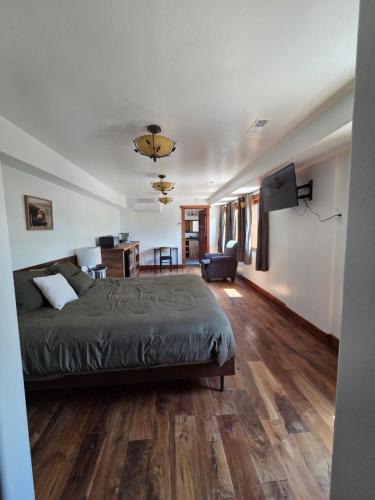 Cedaredge Hotel | Kennymores Grill and Lodging