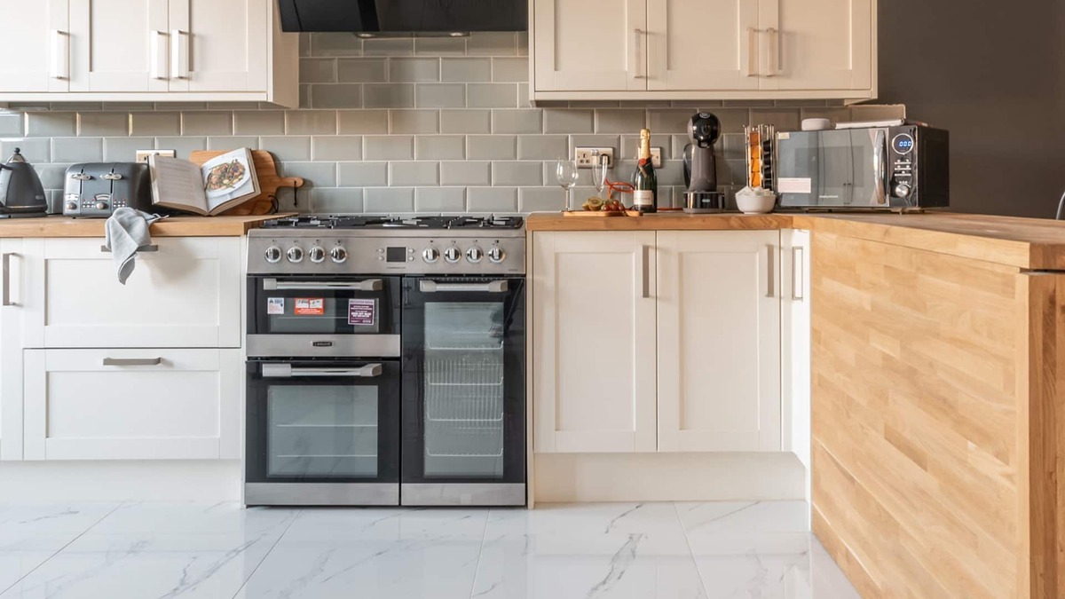 Newport House | Kensington Place - 4 Bedroom Home w Free Parking
