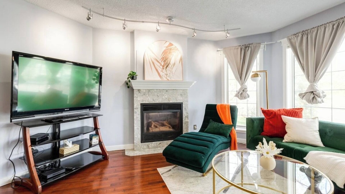 Sunnyside Apartment | Kensington/Walk to Bow River, DT, Grocery, Shops
