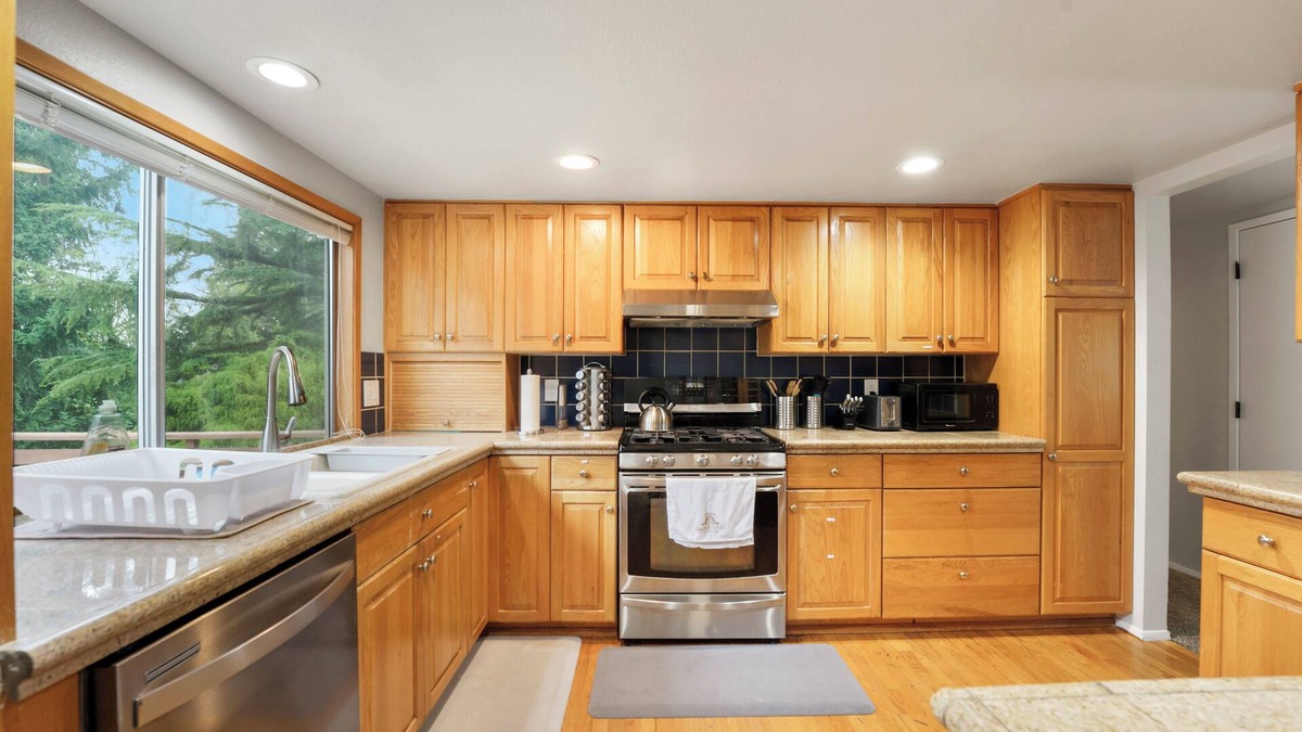 Kent House | KentRenton-EntireUpperUnit Duplex with Large Deck