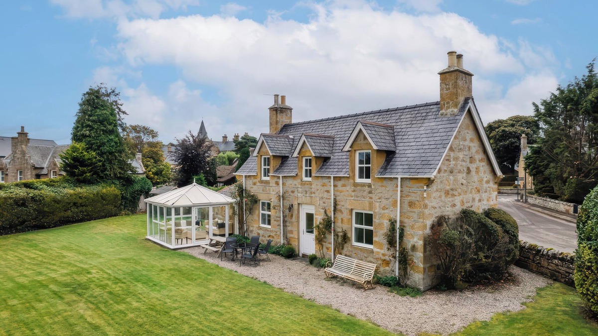 Dornoch Cottage | KERRISDALE, family friendly, with a garden in Dornoch