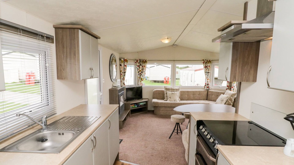 Cayton Bay Cottage | KESTREL 13, pet friendly, with a garden in Cayton