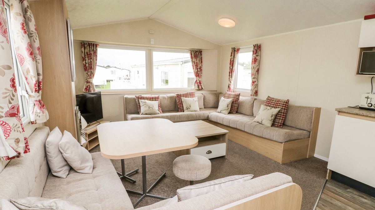 Cayton Bay Cottage | KESTREL 7, pet friendly, country holiday cottage, with pool in Cayton