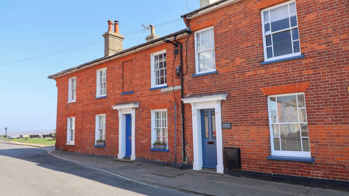 Southwold Cottage | KESTREL COTTAGE, SOUTHWOLD, pet friendly, with open fire in Southwold
