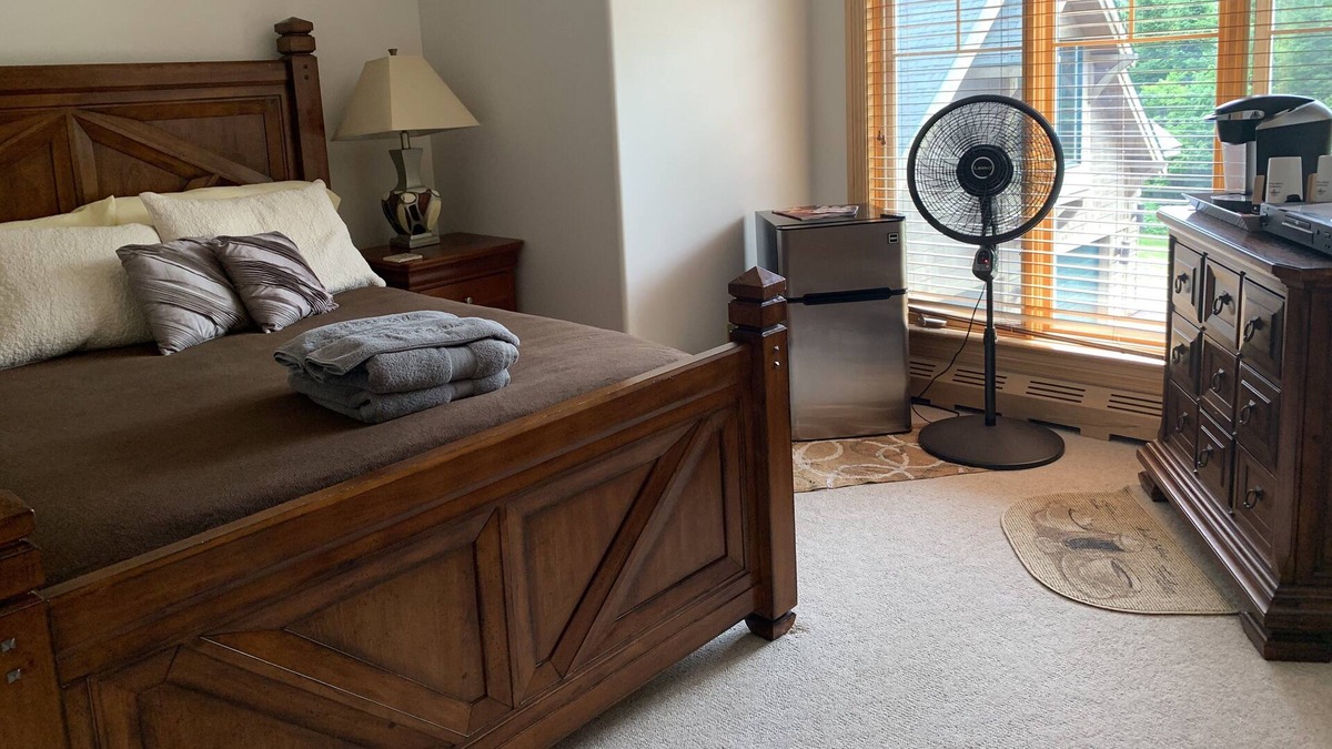 Allouez Resort | Keweenaw Castle Resort: The Cubby Suite on the Shore of Lake Superior