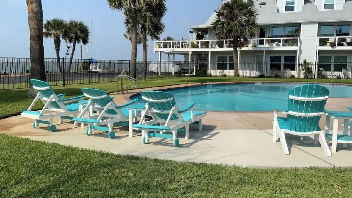 Harbor Oaks Condo | Key Allegro charmer! Surrounded by Water!