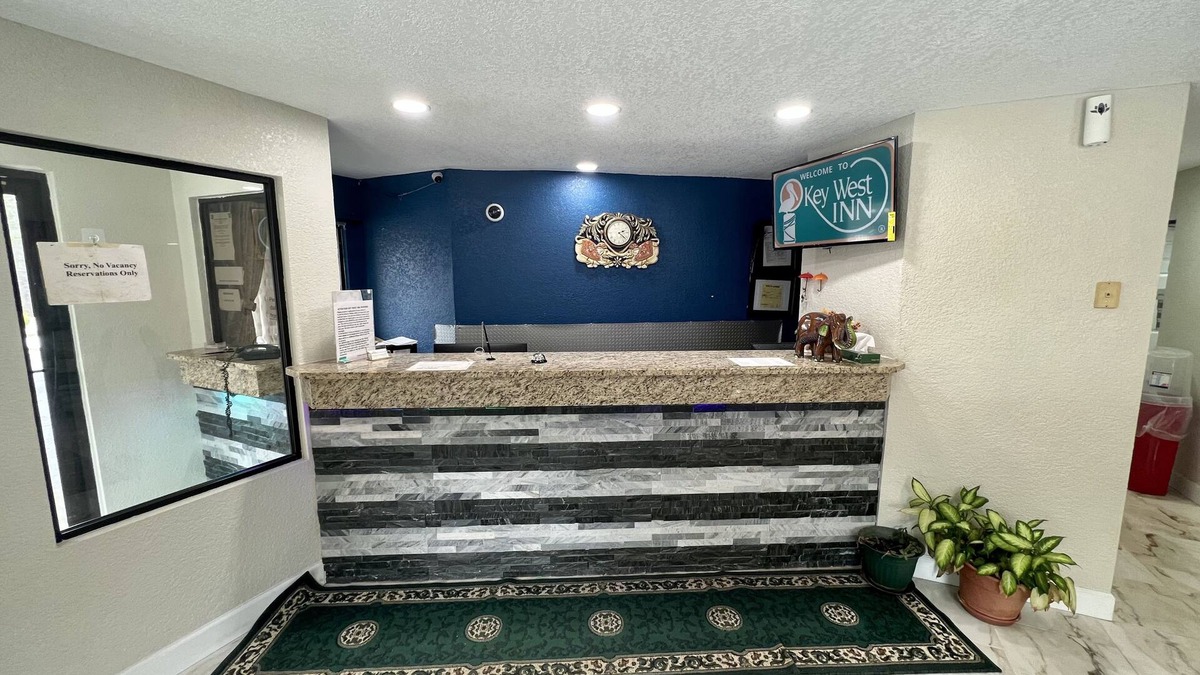 Roanoke Hotel | Key West Inn - Roanoke