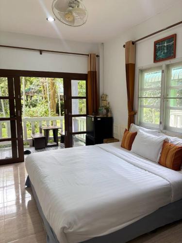 Phanom House | Khaosok gallery & camp