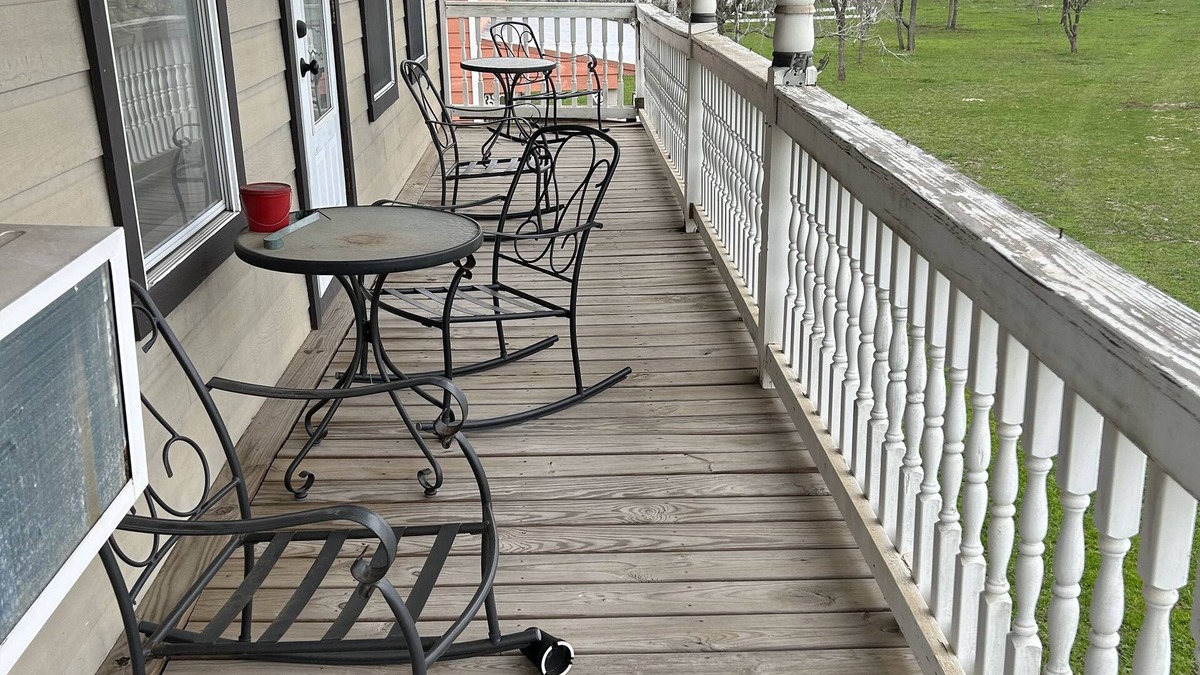 Lockhart House | Kick back and Relax At Commanche country Ranch and event Center