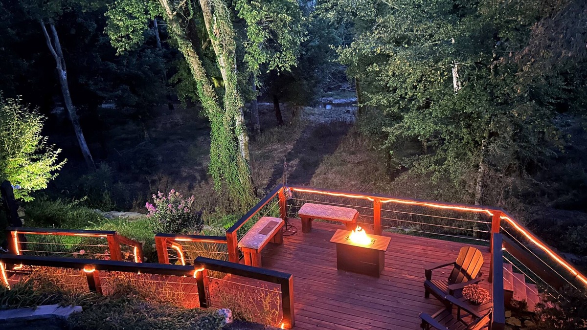 Somerset Cottage | Kick back and relax in this calm, stylish cottage on the creek.