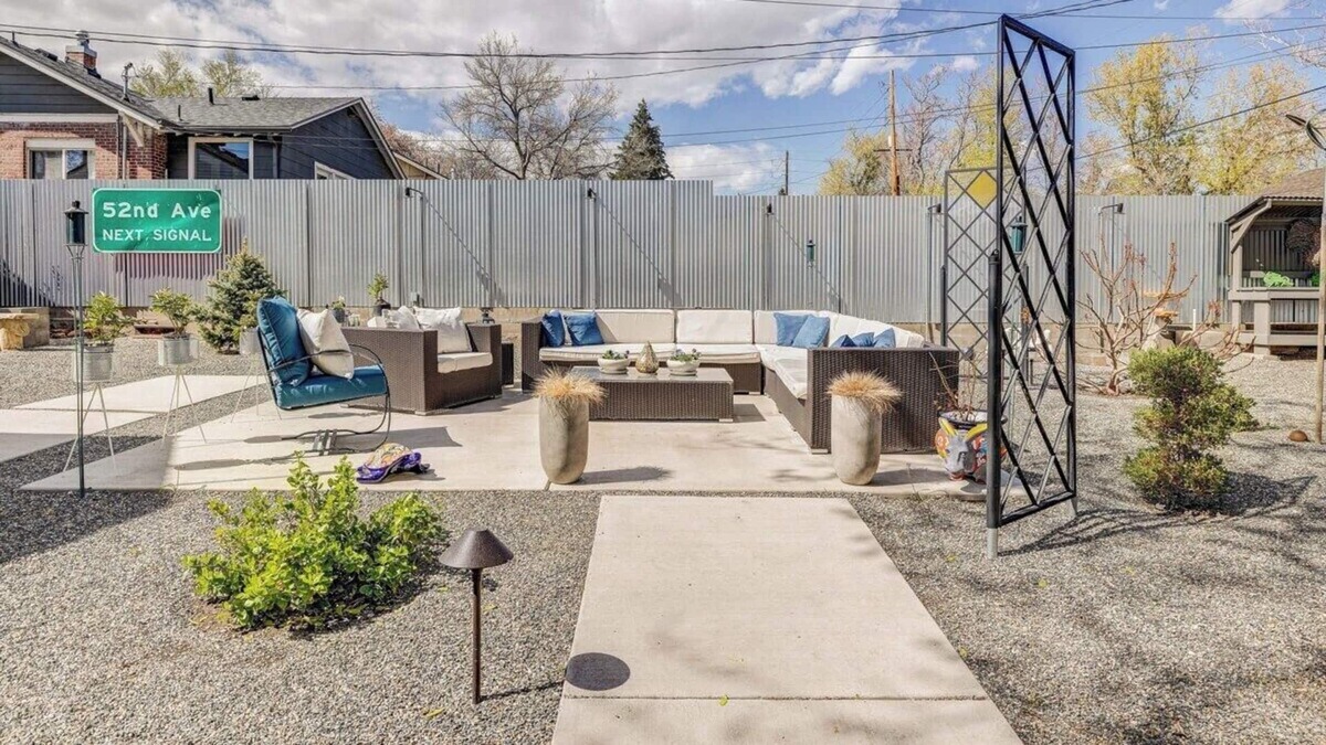 Edgewater House | Kick back and relax in this stylish W