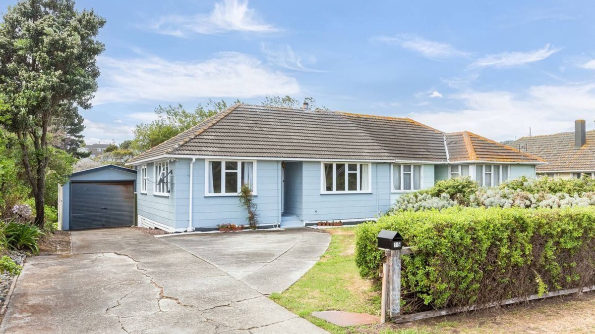 Titahi Bay House | Kick back on Kapiti! Your home away from home, just steps from the beach.